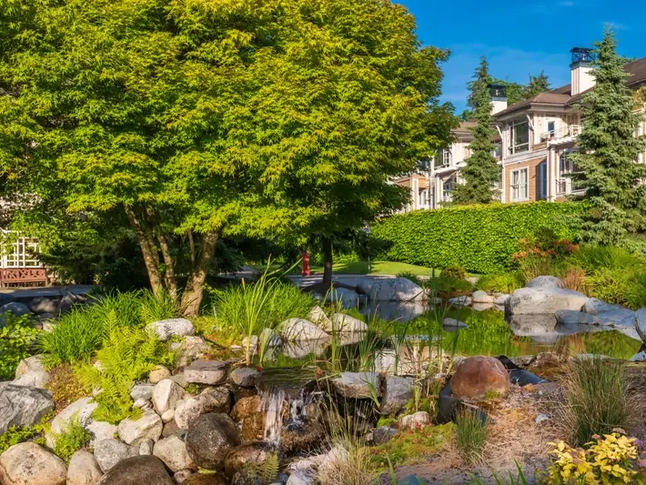 Custom patio and retaining wall design near Squak Mountain by a local Issaquah outdoor design team